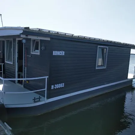 Koncer Uszohaz Apartment *