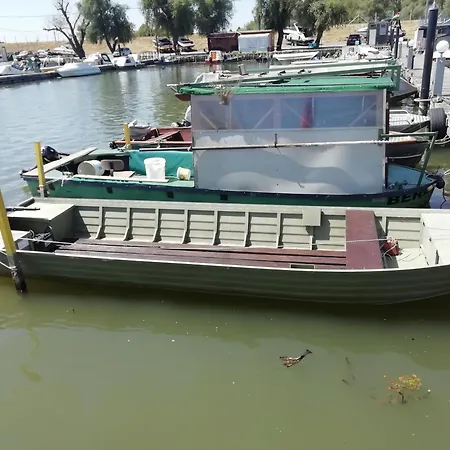 Apartamento Koncér úszóház *